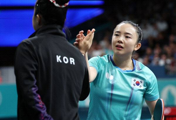 6일(현지시간) 프랑스 파리 사우스파리 아레나에서 열린 2024 파리올림픽 탁구 여자 단체전 8강전 한국과 스웨덴의 경기. 한국 전지희가 스웨덴 크리스티나 칼베리를 상대로 승리한 뒤 신유빈과 하이파이브하고 있다. 2024.8 6. 사진=연합뉴스
