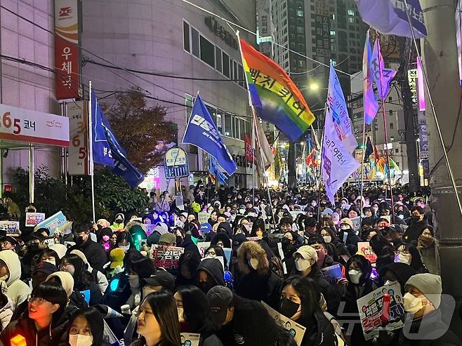 28일 오후 박수영 국회의원 사무실 앞에서 시민들이 박 의원에게 내란에 대한 입장을 촉구하는 집회를 벌이고 있다.2024.12.28/뉴스1 ⓒ News1 장광일 기자