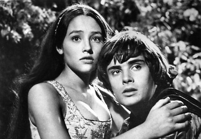 올리비아 핫세(왼쪽)와 레너드 위팅이 주연을 맡은 영화 ‘로미오와 줄리엣’의 한 장면./패러마운트