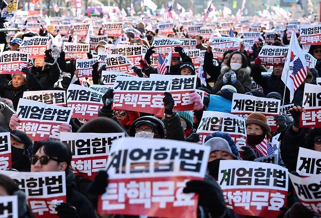 28일 서울 종로구 세종대로에서 열린 대한민국바로세우기국민운동본부 주최 '자유민주주의 수호 광화문 국민혁명대회'에서 참가자들이 구호를 외치고 있다. /뉴스1