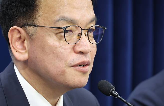 최상목 부총리 겸 기획재정부 장관이 9일 서울 종로구 정부서울청사에서 한국이 세계 3대 채권지수인 세계국채지수(WGBI·World Government Bond Index)에 편입한 것과 관련해 브리핑 하고 있다. /연합뉴스