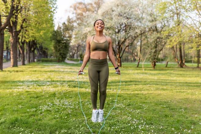 줄넘기는 전신근력 운동이다. 게티이미지뱅크 제공