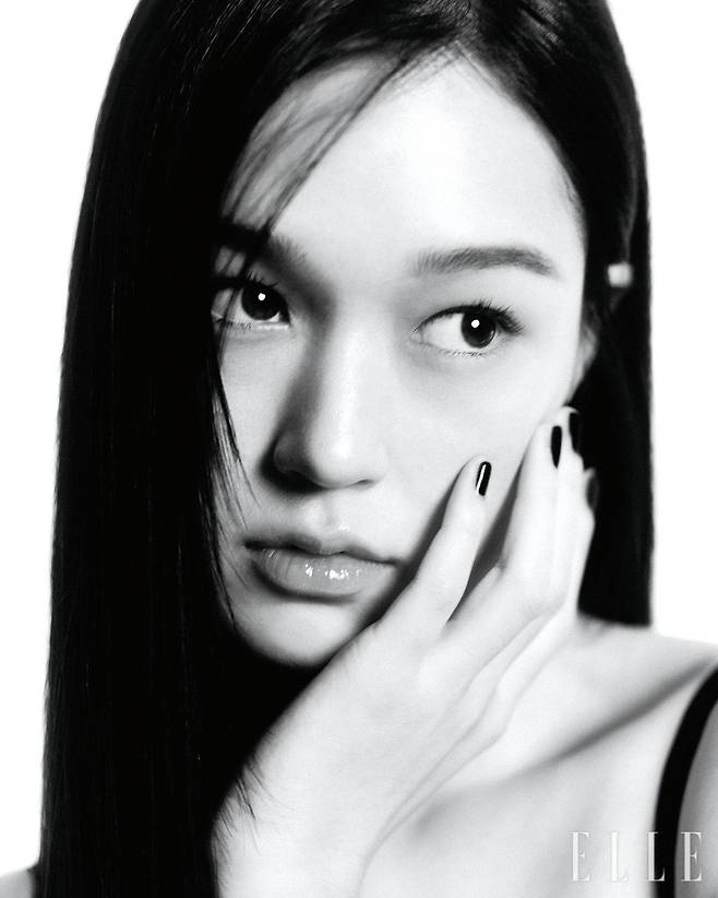 블랙 드레스는 Bottega Venetta.