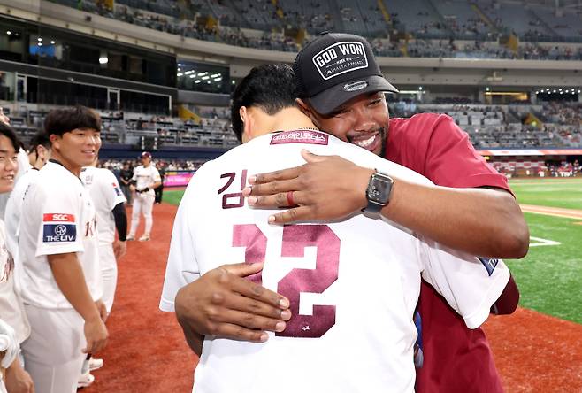 2024 KBO리그 프로야구 키움히어로즈와 SSG랜더스의 경기가 8일 오후 서울 고척스카이돔에서 열렸다. 경기 전 부상으로 팀을 떠나는 도슨이 부상 기원행사을 마치고 김건희 등 더그아웃 앞에 도열한 선수단과 인사를 하고 있다. 고척=김민규 기자 mgkim1@edaily.co.kr /2024.08.08/