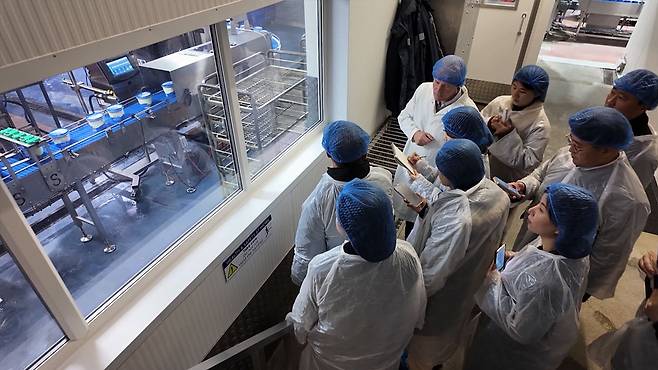 '맥키스' 아이스크림 공장을 취재 중인 공동취재단