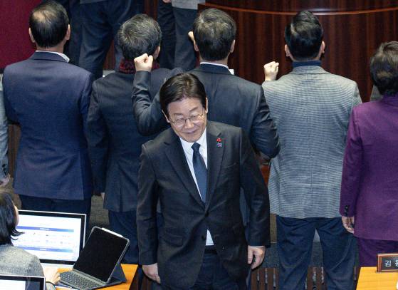 이재명 더불어민주당 대표가 27일 국회 본회의에서 '한덕수 대통령 권한대행 국무총리 탄핵소추안' 투표를 한 뒤 미소를 보이고 있다. 뉴스1