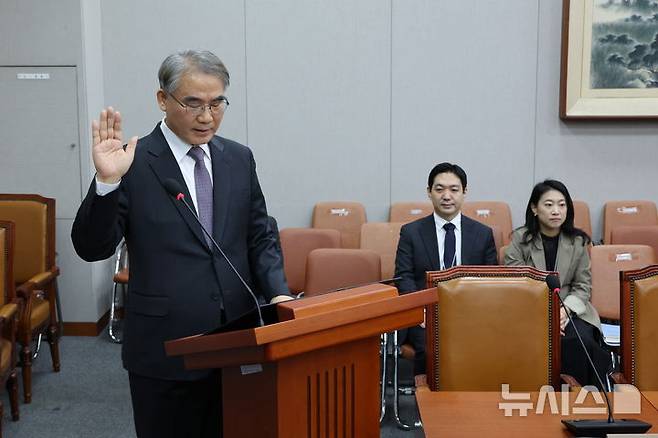 [서울=뉴시스] 조성우 기자 = 24일 서울 여의도 국회에서 열린 헌법재판소 재판관 선출에 관한 인사청문특별위원회의 인사청문회에서 조한창 후보자가 증인선서를 하고 있다. 2024.12.24. xconfind@newsis.com