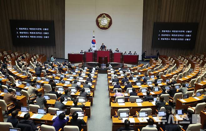 [서울=뉴시스] 고승민 기자 = 26일 서울 여의도 국회에서 열린 제420회 국회(임시회) 제1차 본회의에서 마은혁, 정계선, 조한창 헌법재판소 재판관 선출안이 가결되고 있다. 2024.12.26. kkssmm99@newsis.com