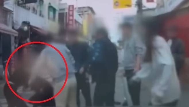 지난 25일&nbsp;서울 영등포구 대림동의 한 양꼬치 식당 앞에서 한국인 남성을 폭행 중인 중국인 무리. JTBC 사건반장 보도화면 갈무리