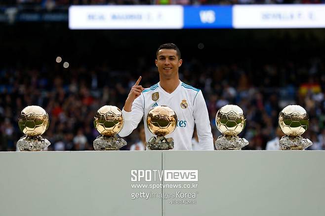 ▲ 호날두는 명실상부한 세계 최고의 선수 중 한 명이긴 하지만, 메시에게 수상 기록에서 밀리고 월드컵 토너먼트 득점도 없는 2인자로 막을 내렸다.