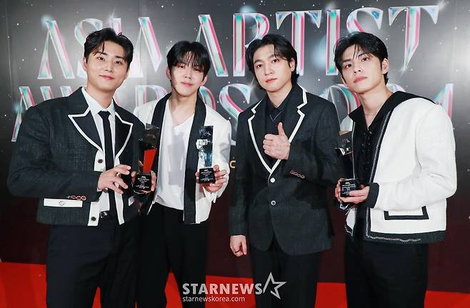 밴드 데이식스가 27일 오후 태국 방콕 임팩트 챌린저 홀 1-2(IMPACT Challenger Hall 1-2)에서 진행된 '제9회 아시아 아티스트 어워즈'(The 9th Asia Artist Awards, 이하 'AAA 2024')에서 AAA 올해의 앨범, 베스트 밴드, 베스트 아티스트상을 수상한 뒤 포즈를 취하고 있다.  연말 최고의 글로벌 축제의 장으로 펼쳐진 'AAA 2024'에는 올 한 해를 빛낸 톱 아티스트들이 총출동했다.  가수 부문에는 뉴진스(NewJeans), 르세라핌(LE SSERAFIM), 비비(BIBI), 수호(SUHO), 제로베이스원(ZEROBASEONE), 토니 유(TONY YU), 키스오브라이프(KISS OF LIFE), 휘브(WHIB), BUS because of you i shine(버스), DAY6(데이식스), NCT 127(엔시티 127), NCT WISH(엔시티 위시), QWER(큐더블유이알), TWS(투어스), WayV(웨이션브이), &TEAM(앤팀)(이하 가나다, ABC, 특수문자 순) 등이 출연했다.  배우 부문에는 김민, 김수현, 김혜윤, 박민영, 변우석, 안보현, 장다아, 조유리, 주원, 최보민, Gemini & Fourth(제미나이 & 포스), SAKAGUCHI KENTARO(사카구치 켄타로) 등이 함께해 연말 방콕의 밤을 화려하게 수놓았다. 류준열과 장원영, 성한빈은 MC로 호흡을 맞췄다.  'AAA 2024'는 스타뉴스가 주최하고 AAA 조직위원회, 모티브 프로덕션(MOTIVE PRODUCTION), 박스 라이브(BOX LIVE)가 주관한다. /2024.12.27 /사진=이동훈 photoguy@