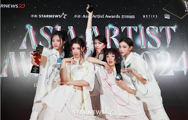걸그룹 뉴진스가 27일 오후 태국 방콕 임팩트 챌린저 홀 1-2(IMPACT Challenger Hall 1-2)에서 진행된 '제9회 아시아 아티스트 어워즈'(The 9th Asia Artist Awards, 이하 'AAA 2024')에서 AAA 베스트 아티스트, 베스트 퍼포먼스, 올해의 가수상을 수상한 뒤 포즈를 취하고 있다.  /사진=이동훈 photoguy@