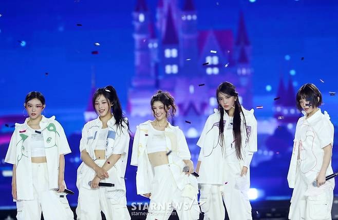 걸그룹 뉴진스가 27일 오후 태국 방콕 임팩트 챌린저 홀 1-2(IMPACT Challenger Hall 1-2)에서 진행된 '제 9회 아시아 아티스트 어워즈'(The 9th Asia Artist Awards, 이하 'AAA 2024')'에 참석해 멋진 무대를 선보이고 있다. 2024.12.27 /사진=김창현 chmt@