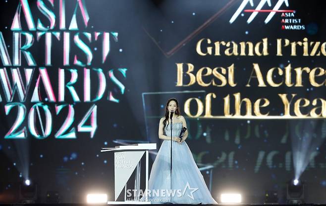 배우 박민영이 27일 오후 태국 방콕 임팩트 챌린저 홀 1-2(IMPACT Challenger Hall 1-2)에서 진행된 '제 9회 아시아 아티스트 어워즈'(The 9th Asia Artist Awards, 이하 'AAA 2024')'에서 대상 올해의 여우주연상을 수상한 뒤 소감을 말하고 있다. 2024.12.27 /사진=김창현 chmt@