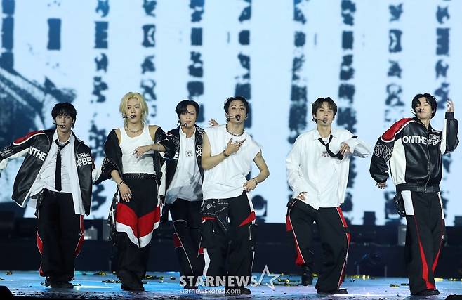 그룹 NCT127이 27일 오후 태국 방콕 임팩트 챌린저 홀 1-2(IMPACT Challenger Hall 1-2)에서 진행된 '제 9회 아시아 아티스트 어워즈'(The 9th Asia Artist Awards, 이하 'AAA 2024')'에 참석해 멋진 무대를 선보이고 있다. 2024.12.27 /사진=김창현 chmt@