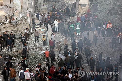 26일(현지시간) 이스라엘 공습을 받은 가자 마을  (AFP=연합뉴스 자료사진. 재판매 및 DB금지]