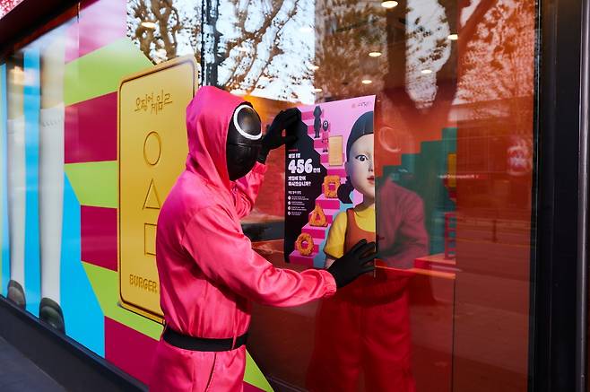 '버거킹 456 게임' 컨셉으로 꾸며진 버거킹 청담점. (버거킹 제공)