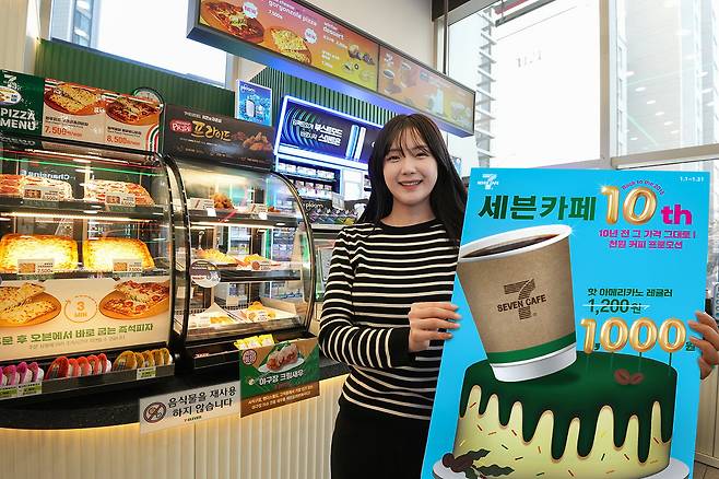 세븐일레븐에 따르면 즉석식품 전통 강자인 세븐카페, 치킨 등과 더불어 기온 하락에 따른 동절기 간식 수요까지 늘면서 세븐일레븐의 즉석식품 매출은 전년 동기대비(1월 1일~12월 27일) 20% 신장했다.(세븐일레븐제공)