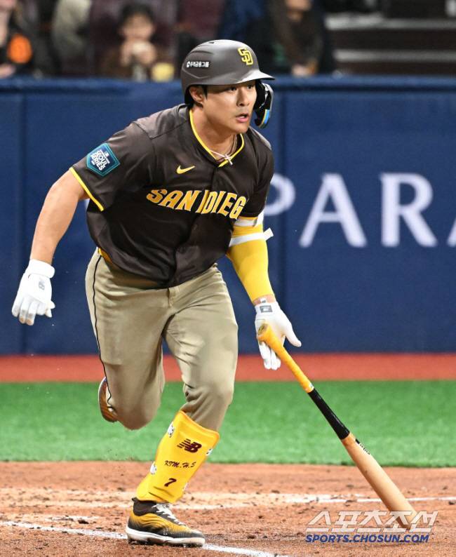 21일 오후 서울 고척스카이돔에서?'MLB 월드투어 서울 시리즈'?LA 다저스와 샌디에이고 파드리스의 경기가 열렸다. 2회초 1사 1,2루에서 샌디에이고 파드리스 김하성이 라인드라이브 아웃으로 물러나고 있다. 고척=정재근 기자 cjg@sportschosun.com/2024.3.21/