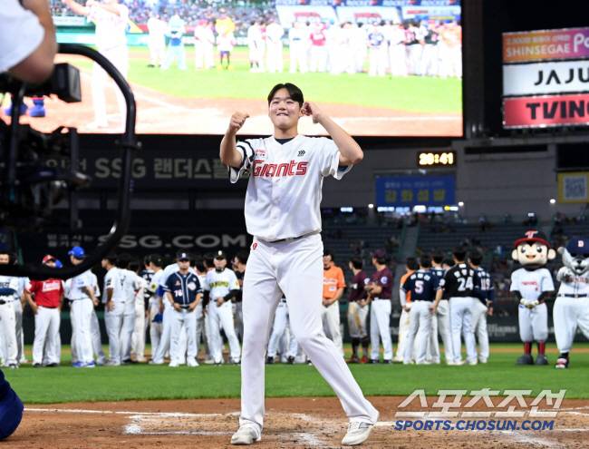 카리나 퍼포먼스 앵콜 공연을 펼치고 있는 롯데 박준우. 스포츠조선DB