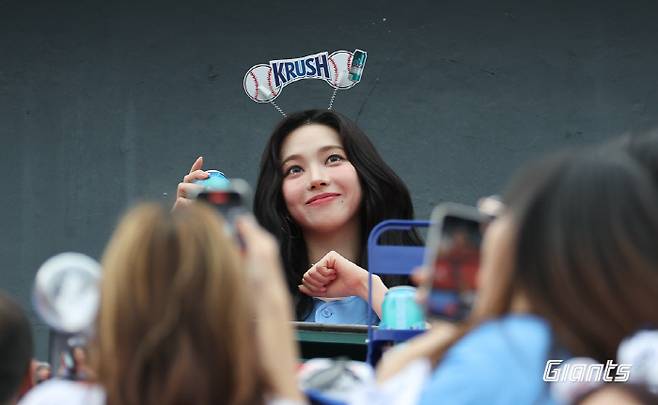 시구차 사직구장을 찾은 에스파 카리나. 사진제공=롯데 자이언츠
