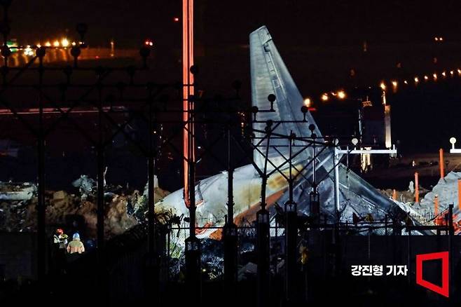 무안국제공항에서 탑승객 181명을 태운 제주항공 여객기가 착륙 중 활주로 외벽에 충돌한 뒤 화재가 발생해 승객 대부분이 사망하는 대참사가 발행한 29일 전남 무안국제공항 활주로에 놓인 사고 기체 잔해에서 소방대원들이 실종자를 수색하고 있다. 강진형 기자