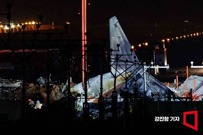 무안국제공항에서 탑승객 181명을 태운 제주항공 여객기가 착륙 중 활주로 외벽에 충돌한 뒤 화재가 발생해 승객 대부분이 사망하는 대참사가 발행한 29일 전남 무안국제공항 활주로에 놓인 사고 기체 잔해에서 소방대원들이 실종자를 수색하고 있다. 강진형 기자