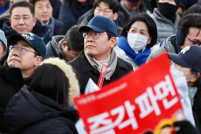 이재명 더불어민주당 대표가 28일 오후 서울 종로구 광화문 동십자각 일대에서 열린 '윤석열 즉각 퇴진! 사회대개혁! 4차 범시민 대행진' 집회에 박찬대 원내대표와 김민석 최고위원 등과 함께 참석해 있다. ⓒ뉴시스