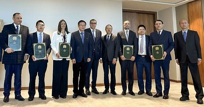 아지즈 아한노우치 모로코 총리(왼쪽 다섯번째)를 비롯해 모로코 정부와 중국 흑연 음극재 생산업체 베이터루이(BTR) 관계자들이 지난 3월29일 투자 계약을 체결하고 기념촬영을 하고 있다. BTR은 앞서 모로코에 5억 달러 규모를 투자해 음극재 생산공장을 짓는다는 계획을 발표한 바 있다. ⓒ BTR 홈페이지 캡처