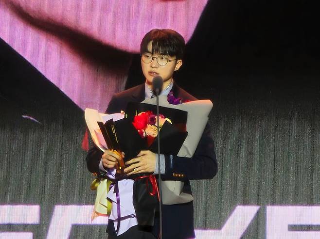 '페이커' 이상혁이 29일 서울 중구 동대문디자인플라자(DDP) 아트홀 1관에서 열린 '2024 LCK 어워드'에서 '올해의 선수'를 수상했다. ⓒ데일리안 황지현 기자