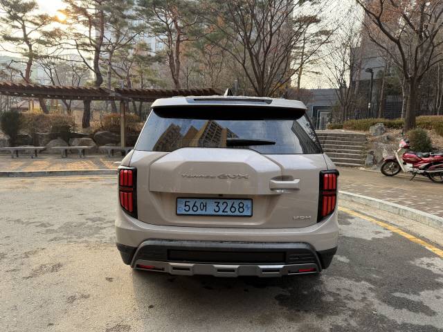 스페어타이어를 형상화한 핵사곤 타입의 리어 가니쉬가 적용됐으며 테일게이트 손잡이를 우측으로 배치했다.