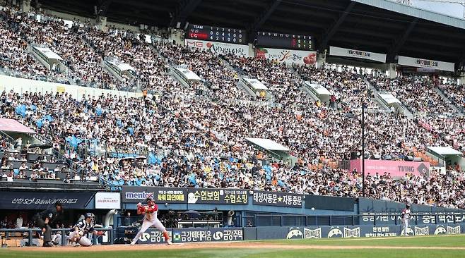 프로야구는 2024시즌 사상 최초로 1000만 관중시대를 돌파하며 팀당 홈경기 관중 100만 시대를 열었다. 연합뉴스