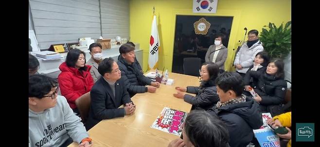 박수영 국민의힘 부산시당위원장(왼쪽 앞에서 두번째)이 12·3 내란과 관련해 부산시민들과 대화하고 있다. 유튜브 뭐라카노 캡처