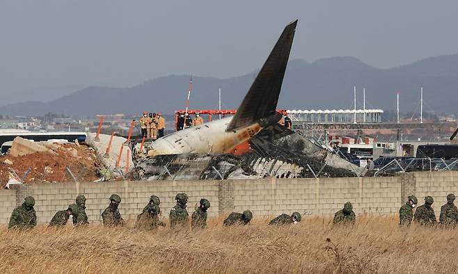 타이 방콕을 출발한 제주항공 7C 2216편 여객기가 전남 무안군 망운면 무안국제공항 활주로 인근에 추락한 29일 오후 사고 현장 인근 공터를 특전사 장병들이 수색하고 있다. 김혜윤 기자 unique@hani.co.kr