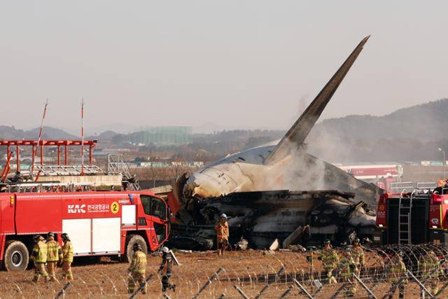 29일 오전 전남 무안국제공항 활주로에 여객기가 추락해 사고 수습이 이뤄지고 있다. 무안=뉴스1