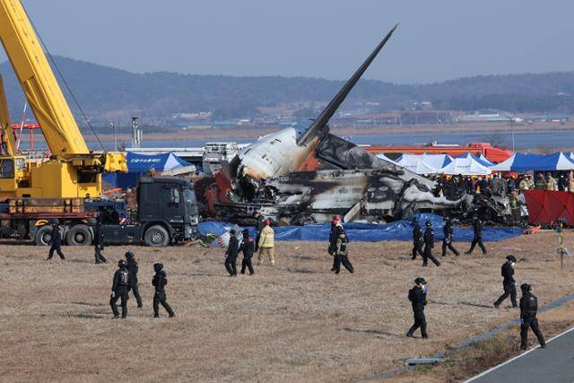 29일 오전 9시 3분께 전남 무안국제공항에서 181명이 탑승한 여객기가 추락해 소방대원들이 사고 수습 작업을 하고 있다. 뉴스1