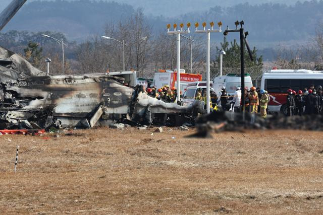 29일 전남 무안군 무안국제공항에서 발생한 제주항공 여객기 사고 현장에서 소방대원들이 구조작업을 하고 있다. 무안=연합뉴스