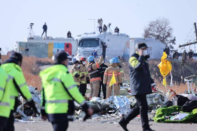 29일 오전 9시 3분쯤 전남 무안국제공항에서 181명이 탑승한 여객기가 추락해 소방대원들이 사고 수습 작업을 하고 있다. 무안=뉴스1