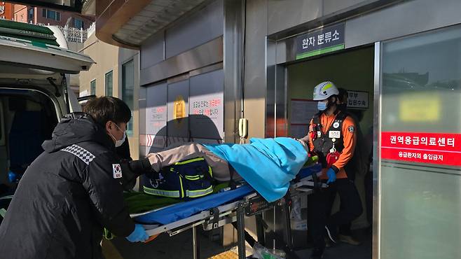 병원 이송되는 무안공항 여객기사고 구조자