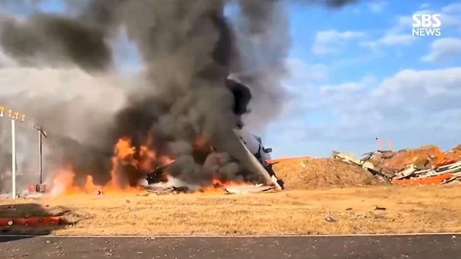 무안국제공항에서 발생한 제주항공 여객기 사고 현장 (SBS 뉴스 캡처)