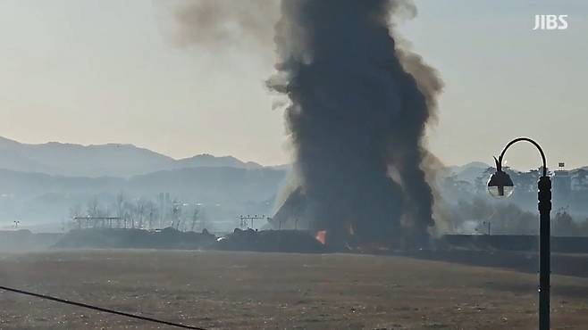 전남 무안국제공항에서 발생한 제주항공 여객기 사고 현장 (시청자 제공)