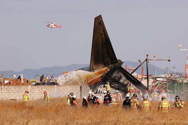 29일 오전 전남 무안국제공항 활주로에 여객기가 추락해 사고 수습이 이뤄지고 있다. 뉴스1
