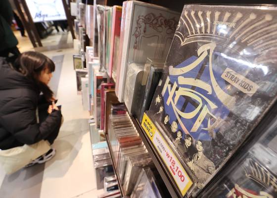 지난 23일 서울의 한 음반 판매점에서 손님이 음반을 고르고 있다. 연합뉴스