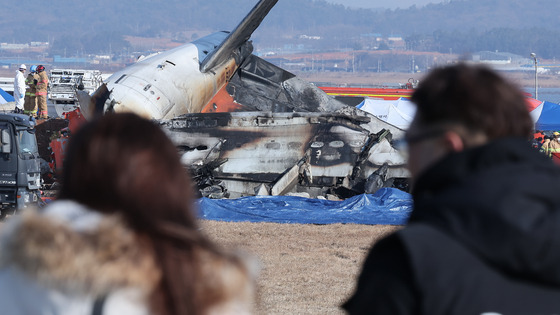 29일 오전 9시 3분께 전남 무안국제공항에서 181명이 탑승한 여객기가 추락해 소방대원들이 사고 수습 작업을 하고 있다. 뉴스1