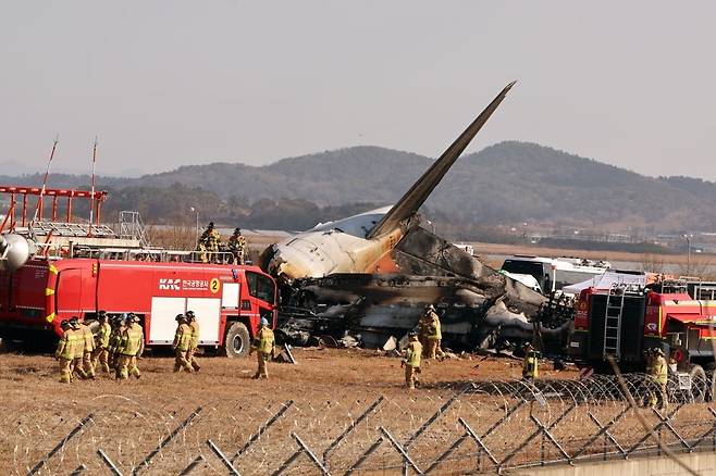 29일 오전 전남 무안국제공항 활주로에 추락한 여객기 사고 수습이 이뤄지고 있다. 뉴스1