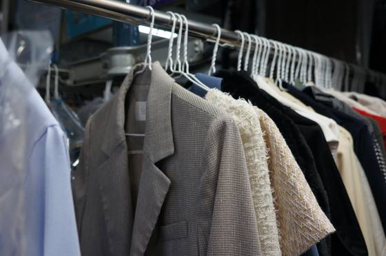 Clothes are hung on a rack at Kim Seon-mi's dry cleaner in Suwon, Gyeonggi. [KIM JU-YEON]