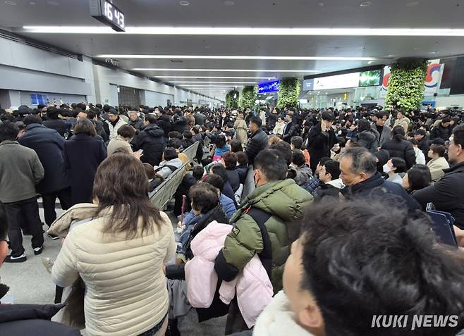 오후 4시 40분 기준 사망이 확인된 승객은 남성과 여성 각각 59명씩 모두 127명이며, 이 중 22명의 신원이 확인됐다. 사진=신영삼 기자