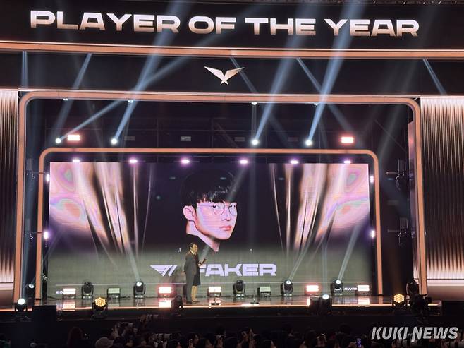 29일 LCK 어워드에서 올해의 선수상을 수상한 ‘페이커’ 이상혁. 사진=김영건 기자