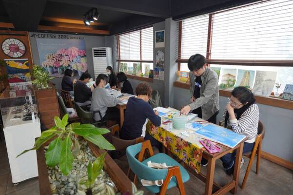 인천 부평구문화재단이 선정한 부평별곳인 부평동 카페노아에서 시민들이 물감으로 그림을 그리고 있다. 재단 제공