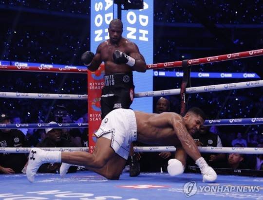 '영국 헤비급 복싱 영웅' 조슈아가 뒤부아에게 충격적인 KO패당하는 모습. [연합뉴스 자료사진]